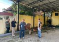 Panitia pelaksana Qurban Golkar Jambi menerima penyerahan hewan Qurban. FOTO: IST