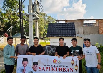 Serah terima hewan Qurban kepada masyakat penerima manfaat. FOTO: IST