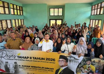 Ivan Wirata berfhoto bersama warga usai reses. FOTO: UCUP