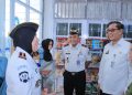Saat meninjau stand kreatifitas warga binaan Lapas di Jambi. FOTO: IST