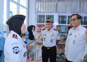 Saat meninjau stand kreatifitas warga binaan Lapas di Jambi. FOTO: IST