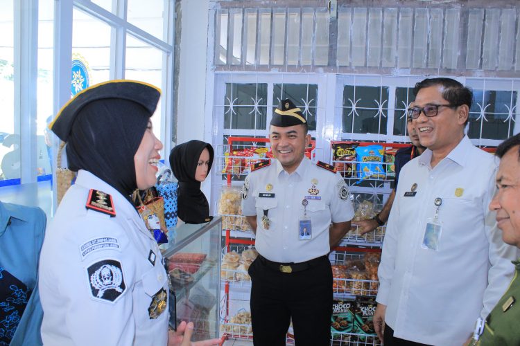 Saat meninjau stand kreatifitas warga binaan Lapas di Jambi. FOTO: IST
