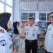 Saat meninjau stand kreatifitas warga binaan Lapas di Jambi. FOTO: IST