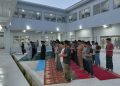 Suasana sholat di blok hunian Lapas Jambi. FOTO: OYI