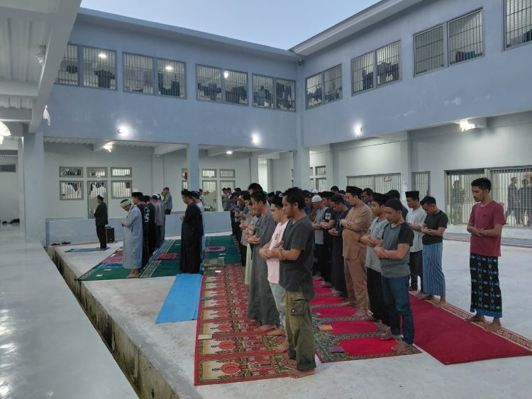 Suasana sholat di blok hunian Lapas Jambi. FOTO: OYI