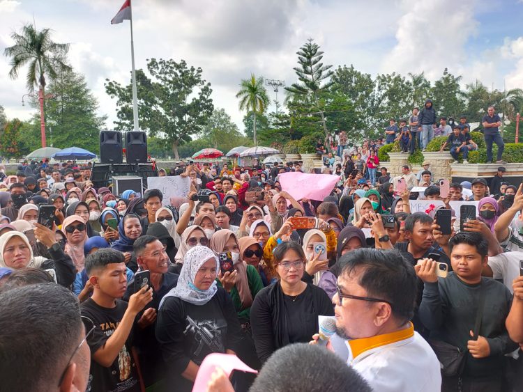 Aksi demonstrasi saat disambut oleh DPRD Provinsi Jambi. FOTO: IST