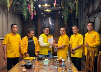 Mewakili Cek Endra, Sekretaris Golkar Jambi Ivan Wirata serahkan SK Kabupaten Tebo. FOTO: UCUP
