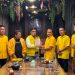 Mewakili Cek Endra, Sekretaris Golkar Jambi Ivan Wirata serahkan SK Kabupaten Tebo. FOTO: UCUP