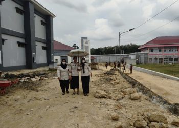 Petugas kesehatan lapas Jambi saat melakukan pemeriksaan ke blok hunian. FOTO: IST