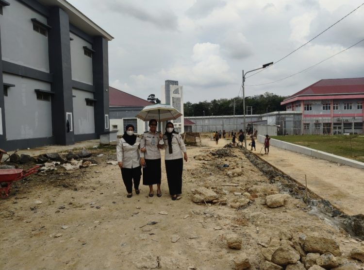 Petugas kesehatan lapas Jambi saat melakukan pemeriksaan ke blok hunian. FOTO: IST