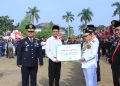 Warga binaan di Jambi yang menerima remisi bebas dan bantuan usaha yang diserahkan secara simbolis oleh Gubernur Jambi dan didampingi oleh Kanwil Ditjenpas Jambi Irwan Rahmat Gumilar. FOTO: IST