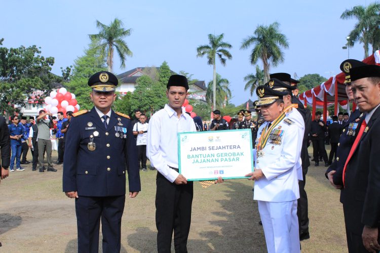 Warga binaan di Jambi yang menerima remisi bebas dan bantuan usaha yang diserahkan secara simbolis oleh Gubernur Jambi dan didampingi oleh Kanwil Ditjenpas Jambi Irwan Rahmat Gumilar. FOTO: IST