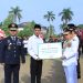Warga binaan di Jambi yang menerima remisi bebas dan bantuan usaha yang diserahkan secara simbolis oleh Gubernur Jambi dan didampingi oleh Kanwil Ditjenpas Jambi Irwan Rahmat Gumilar. FOTO: IST