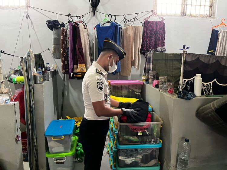 Petugas saat melakukan razia blok hunian. FOTO: IST