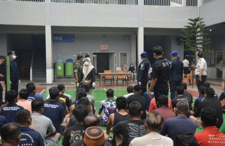 Warga binaan saat diberi pengarahan sebelum razia. FOTO: IST