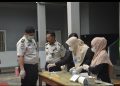 Petugas kesehatan saat memeriksa urine warga  binaan dan pejabat Lapas . FOTO: IST