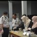 Petugas kesehatan saat memeriksa urine warga  binaan dan pejabat Lapas . FOTO: IST
